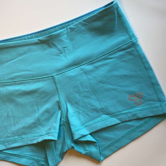 ✨SOLD✨TNA Spandex Shorts - Picture 2 of 5